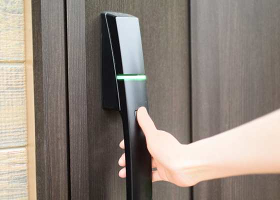 スマートロックの玄関ドア