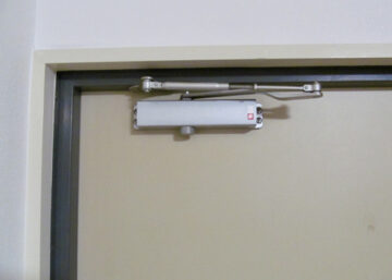 古いドアクローザー