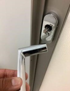 外れた浴室のレバー