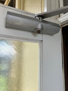 勝手口ドアのドアクローザー交換の施工事例｜鍵屋カギ丸（名古屋）の画像